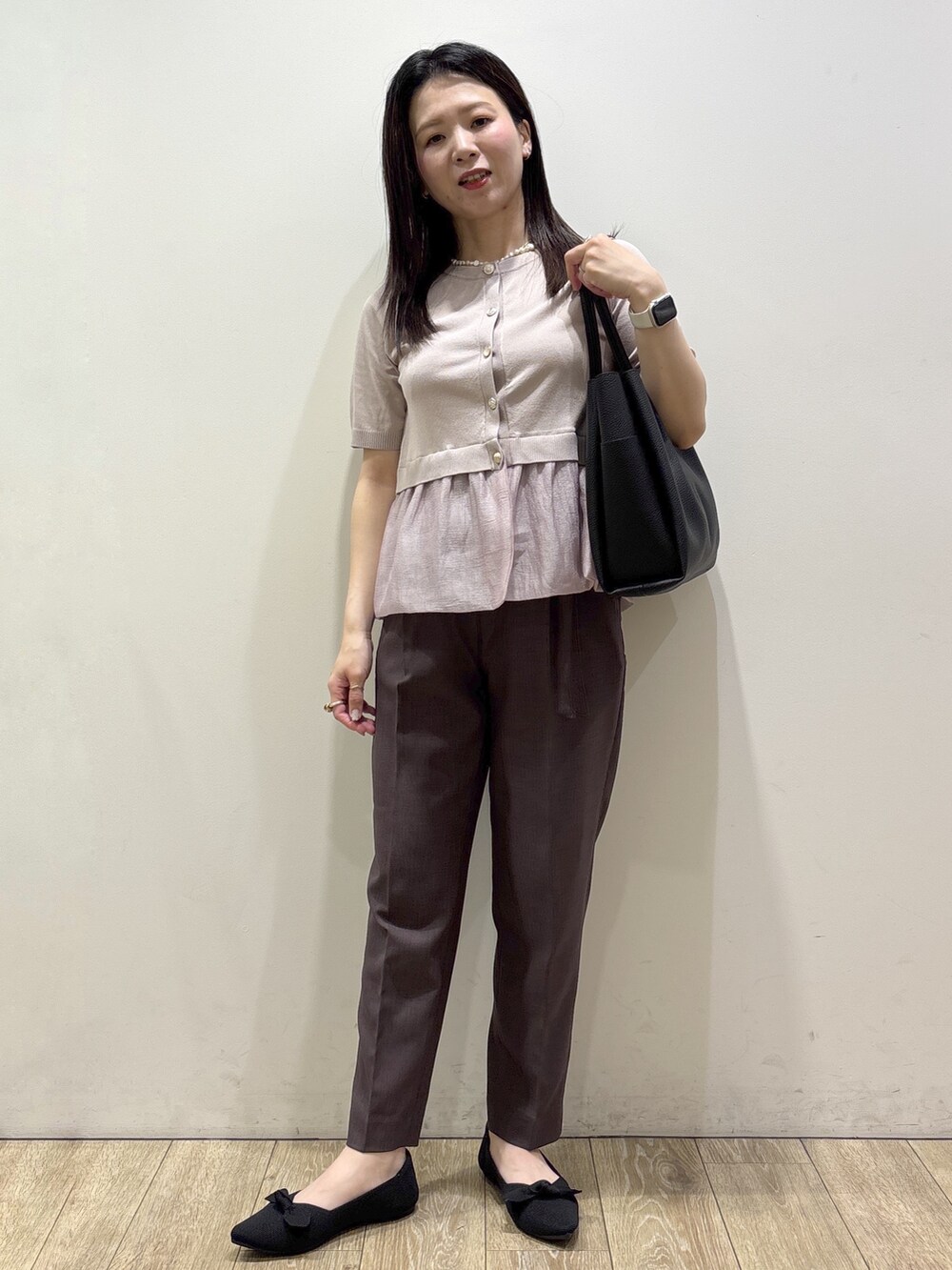 ベージュ系のカーディガン/ボレロ、ブラウン系のその他パンツ、ブラック系のトートバッグを着用したレディースの夏コーディネートの5枚目の写真