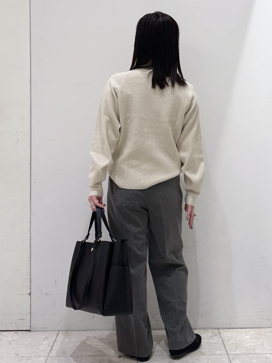 ブラック系のステンカラーコート、ホワイト系のニット/セーター、グレー系のその他パンツを着用したレディースの冬コーディネートの8枚目の写真