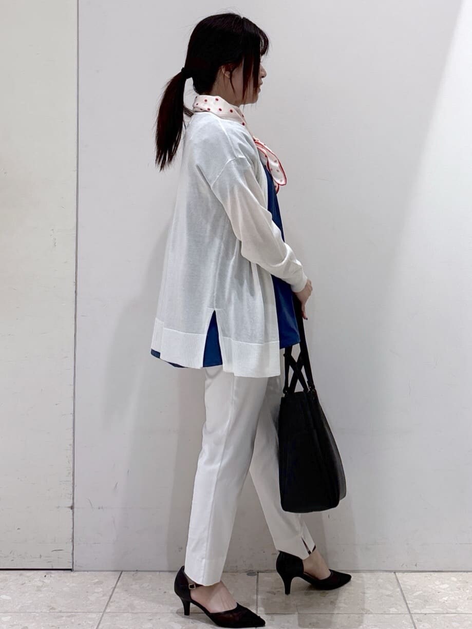 ホワイト系のカーディガン/ボレロ、ブルー系のTシャツ/カットソー、ホワイト系のその他パンツを着用したレディースの春コーディネートの2枚目の写真