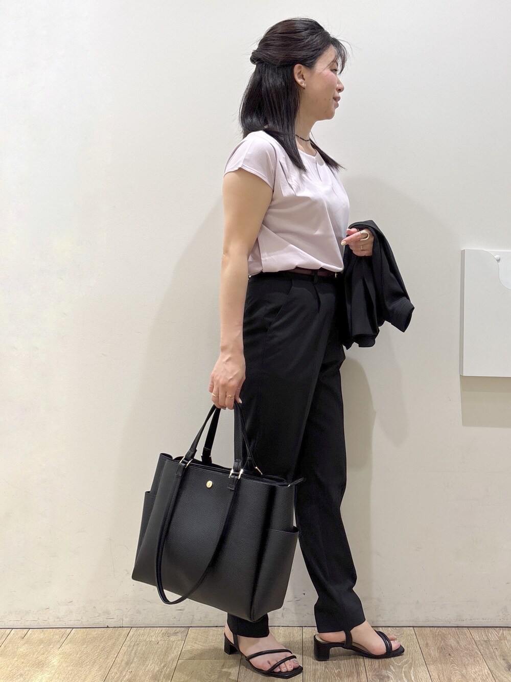 ピンク系のTシャツ/カットソー、ブラック系のその他パンツ、ブラック系のトートバッグを着用したレディースの春コーディネートの2枚目の写真
