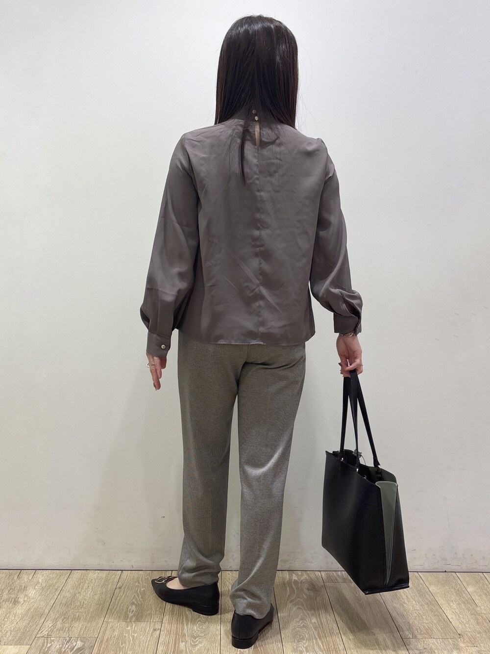 ブラウン系のシャツ/ブラウス、ブラック系のその他パンツ、ブラック系のトートバッグを着用したレディースの秋コーディネートの3枚目の写真