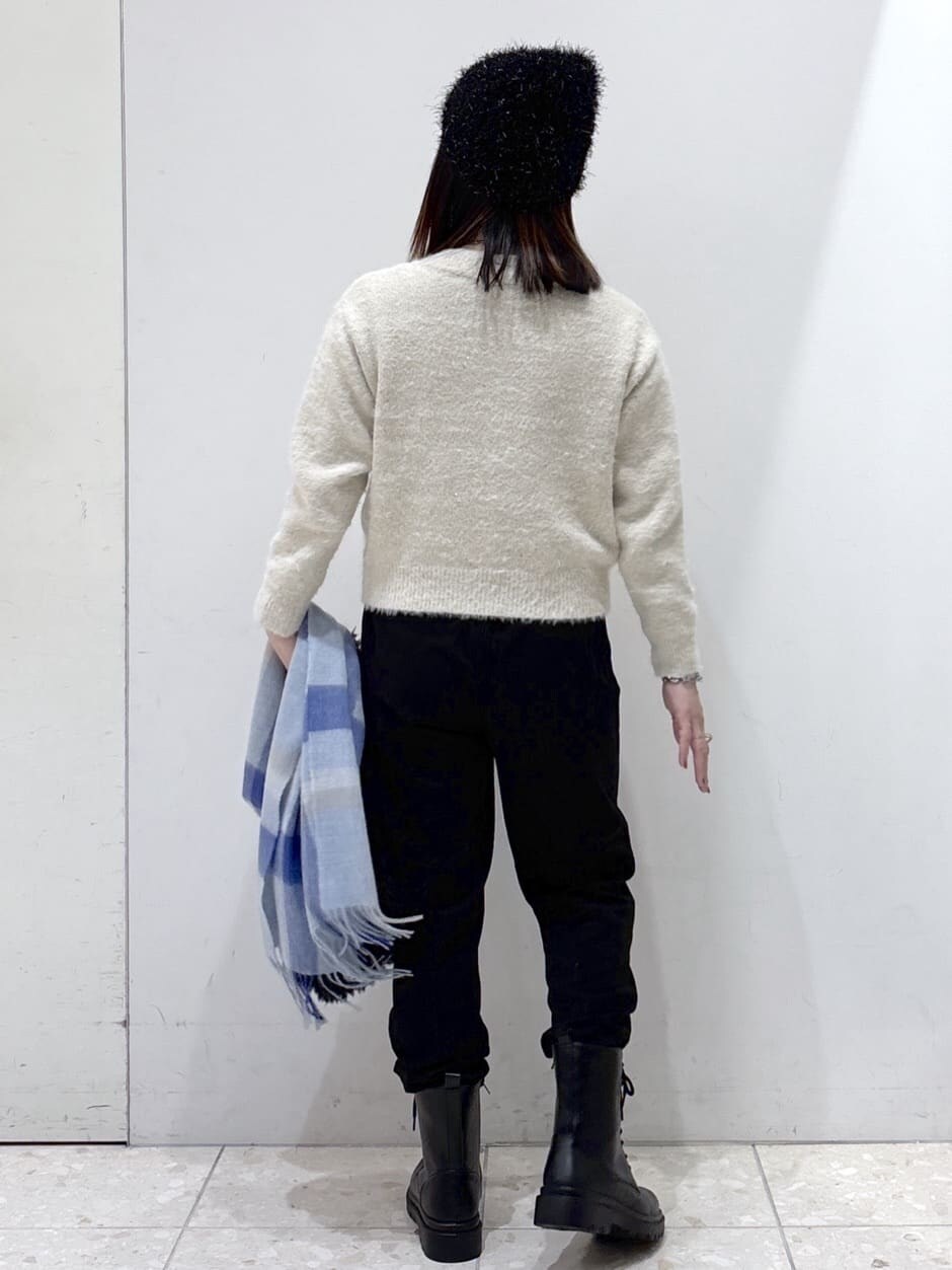 ホワイト系のダウンジャケット/コート、ベージュ系のニット/セーター、ブラック系のハンドバッグを着用したレディースの冬コーディネートの8枚目の写真