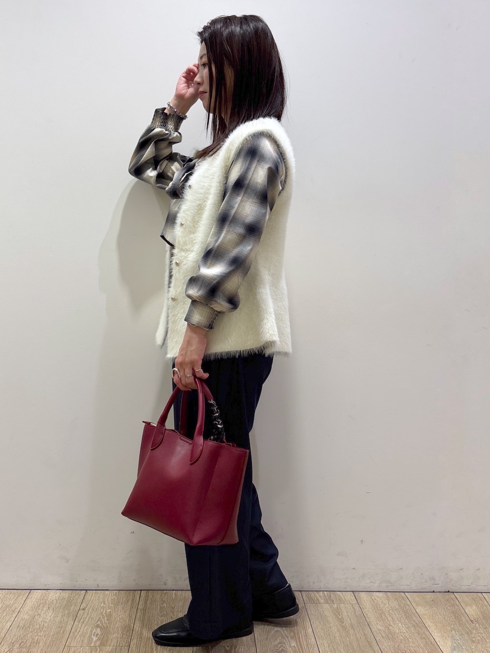 ブルー系のシャツ/ブラウス、ブルー系のその他パンツ、レッド系のトートバッグを着用したレディースの秋コーディネートの4枚目の写真