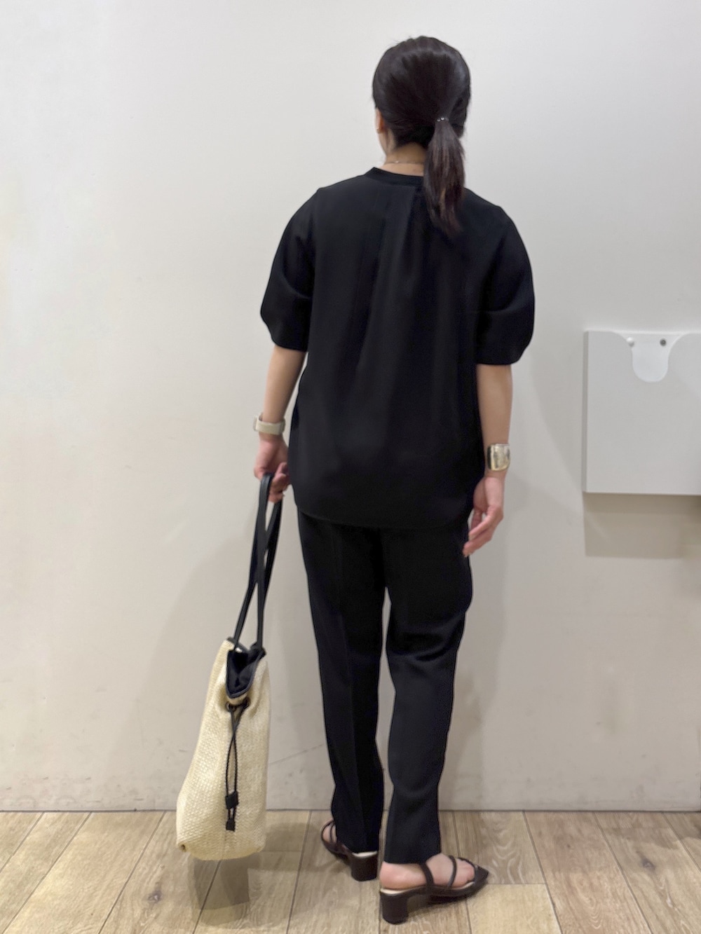 ブラック系のシャツ/ブラウス、ブラック系のその他パンツ、ブラウン系のサンダルを着用したレディースの春コーディネートの7枚目の写真