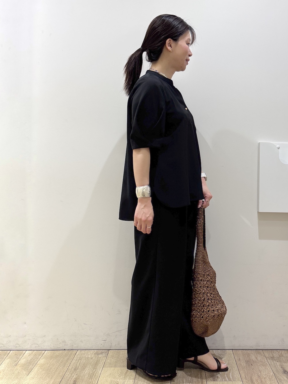 その他のショルダーバッグ、ブラック系のシャツ/ブラウス、ブラック系のその他パンツを着用したレディースの春コーディネートの9枚目の写真