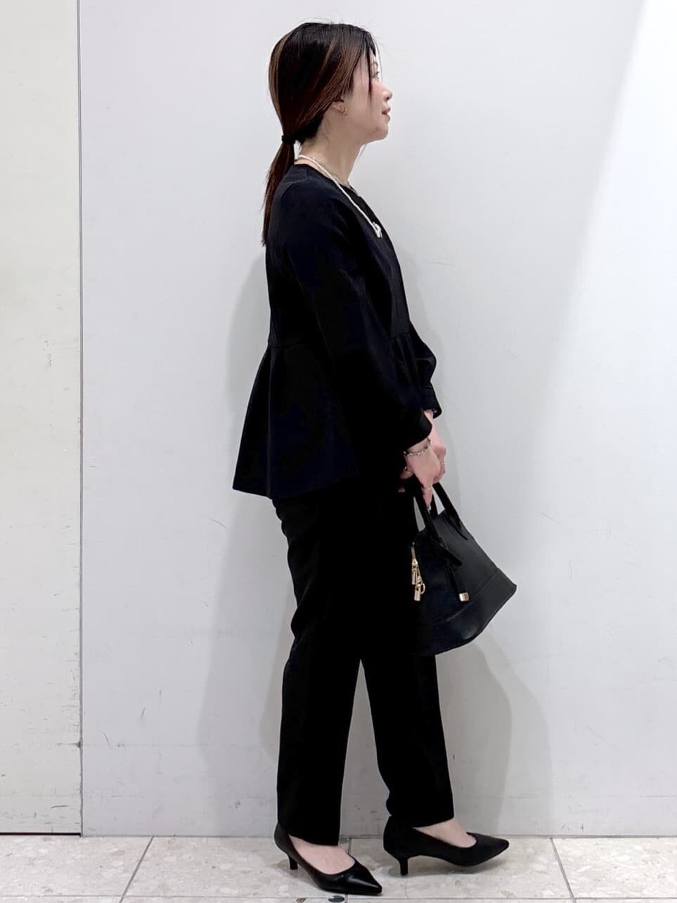 ブラック系のシャツ/ブラウス、ブラック系のその他パンツ、ブラック系のハンドバッグを着用したレディースの冬コーディネートの2枚目の写真