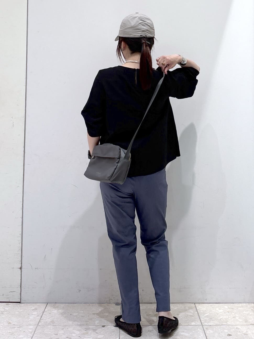 ブラック系のシャツ/ブラウス、ブルー系のその他パンツ、グレー系のショルダーバッグを着用したレディースの夏コーディネートの7枚目の写真