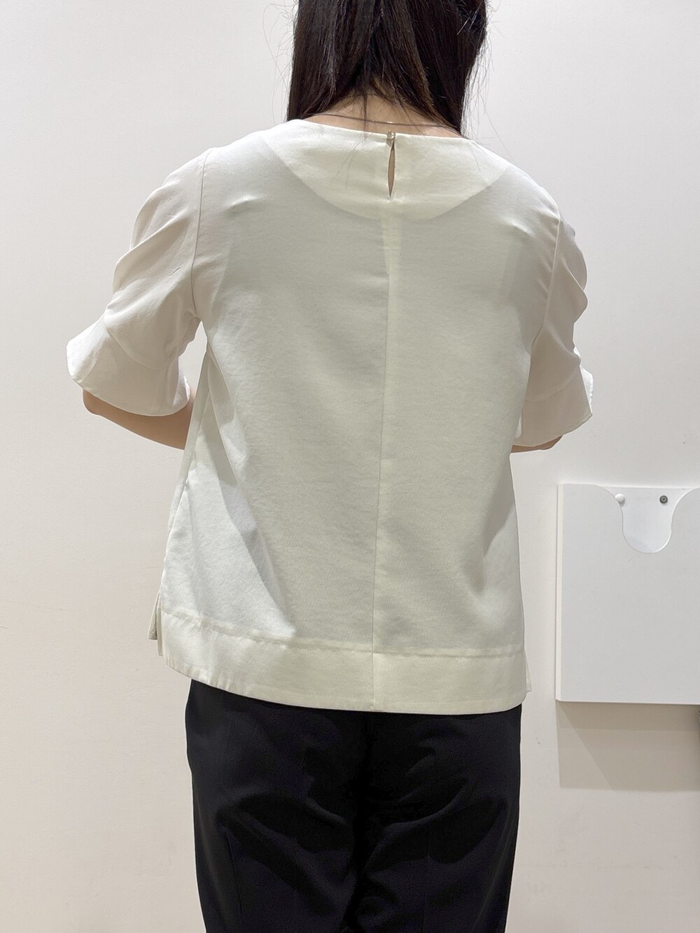 ホワイト系のシャツ/ブラウス、ブラック系のその他パンツ、ブラック系のトートバッグを着用したレディースの春コーディネートの7枚目の写真