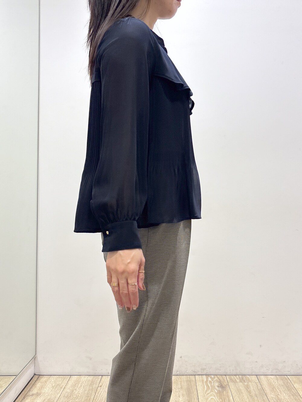 ブルー系のシャツ/ブラウス、ブラック系のその他パンツ、ブラック系のトートバッグを着用したレディースの秋コーディネートの6枚目の写真
