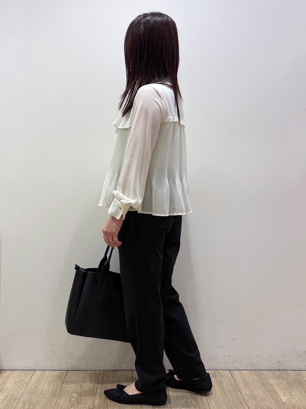 ホワイト系のシャツ/ブラウス、ブラック系のその他パンツ、ブラック系のトートバッグを着用したレディースの秋コーディネートの4枚目の写真