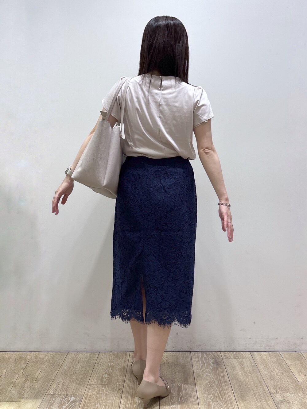 ベージュ系のTシャツ/カットソー、グレー系のトートバッグ、ベージュ系のパンプスを着用したレディースの夏コーディネートの3枚目の写真