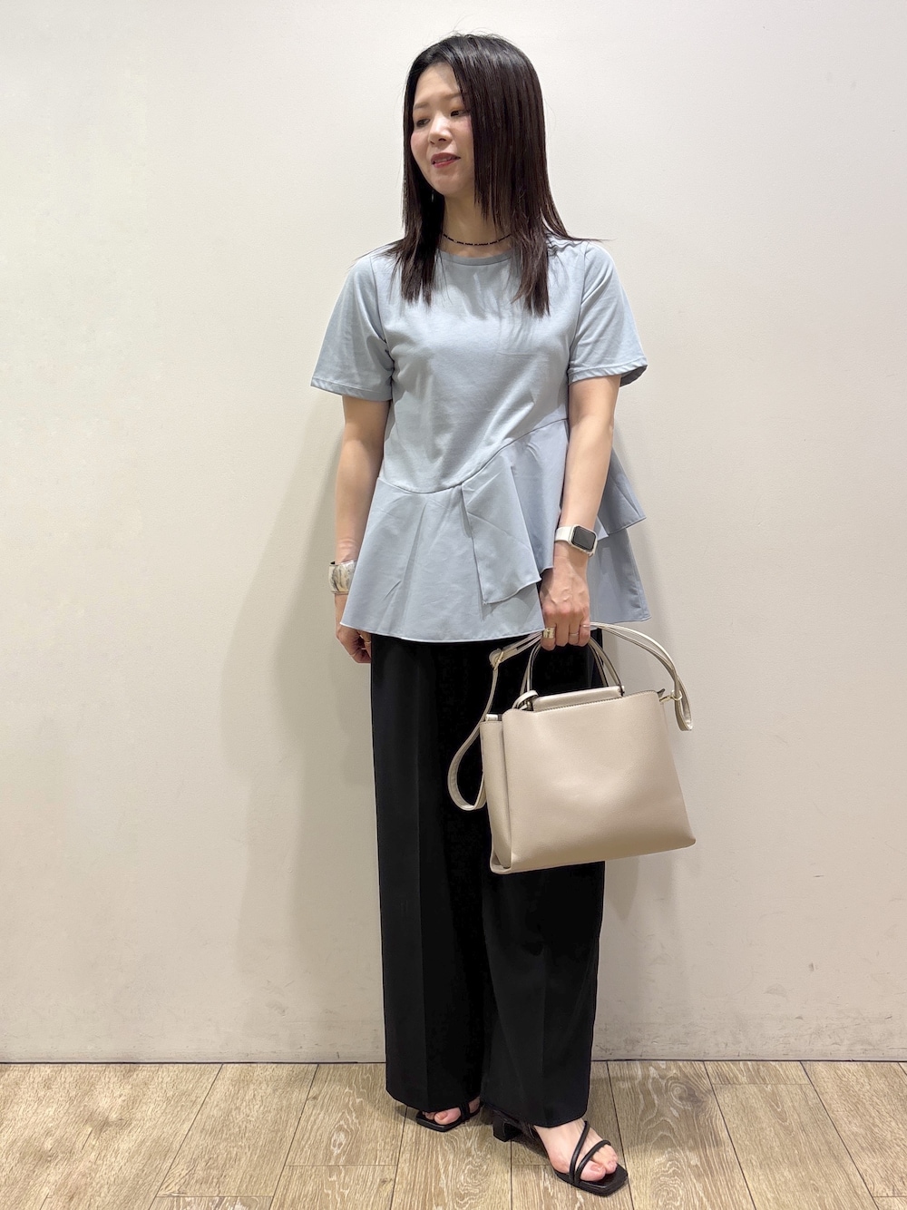 ブルー系のTシャツ/カットソー、ブラック系のその他パンツ、ベージュ系のトートバッグを着用したレディースの夏コーディネートの9枚目の写真