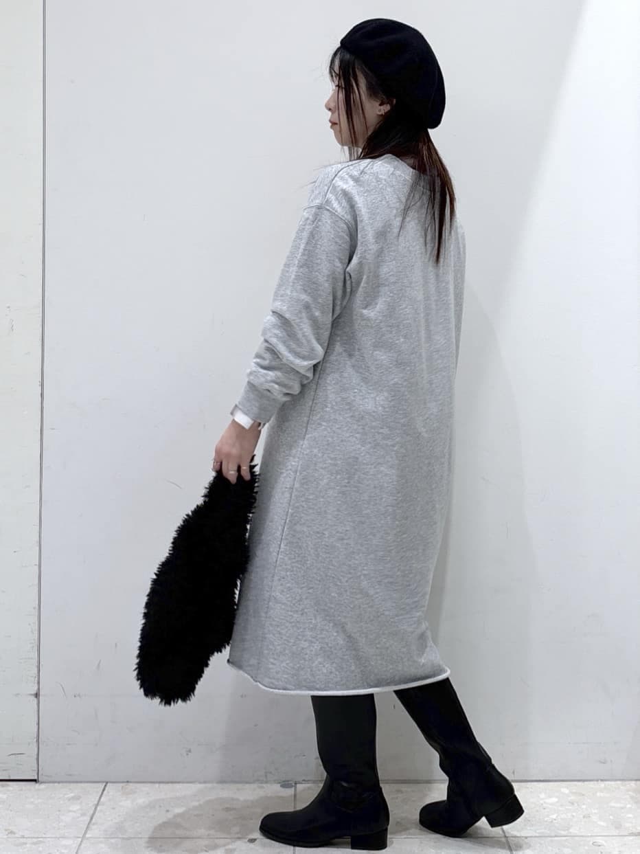 グレー系のワンピース、レッド系のシャツ/ブラウス、ブラック系のハンドバッグを着用したレディースの秋コーディネートの5枚目の写真