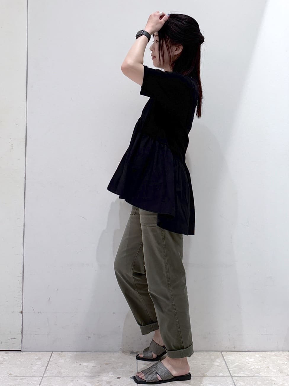 ブラック系のTシャツ/カットソー、グリーン系のその他パンツ、シルバー系のサンダルを着用したレディースの春コーディネートの4枚目の写真