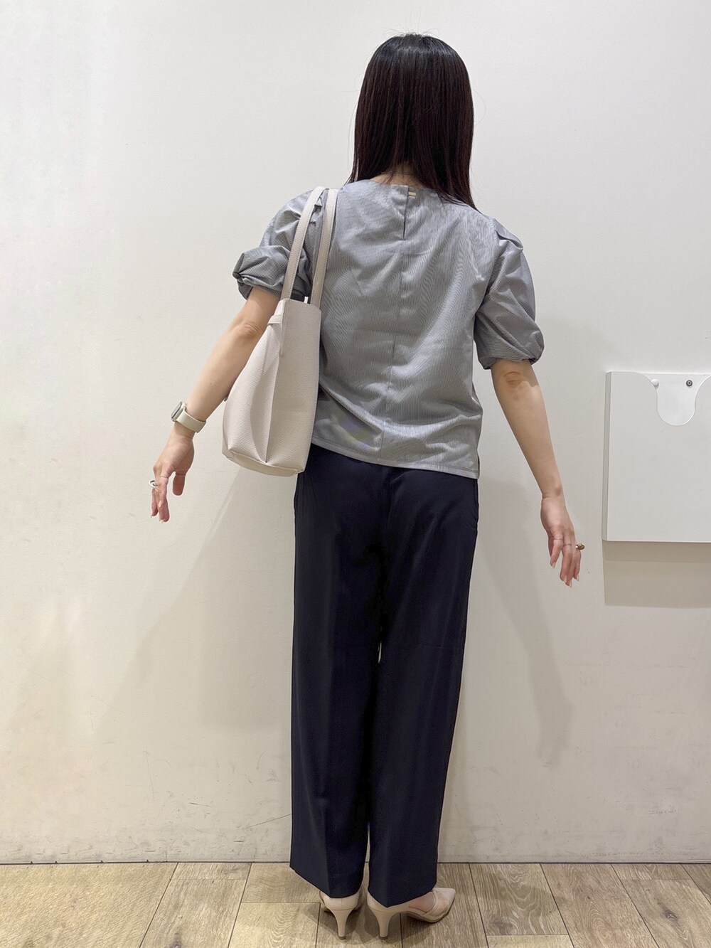 グレー系のTシャツ/カットソー、ブルー系のその他パンツ、グレー系のトートバッグを着用したレディースの夏コーディネートの3枚目の写真