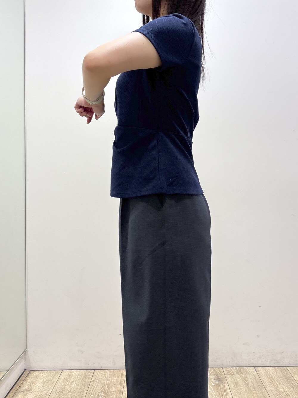 ブルー系のTシャツ/カットソー、ブルー系のその他パンツ、ブラック系のトートバッグを着用したレディースの夏コーディネートの6枚目の写真