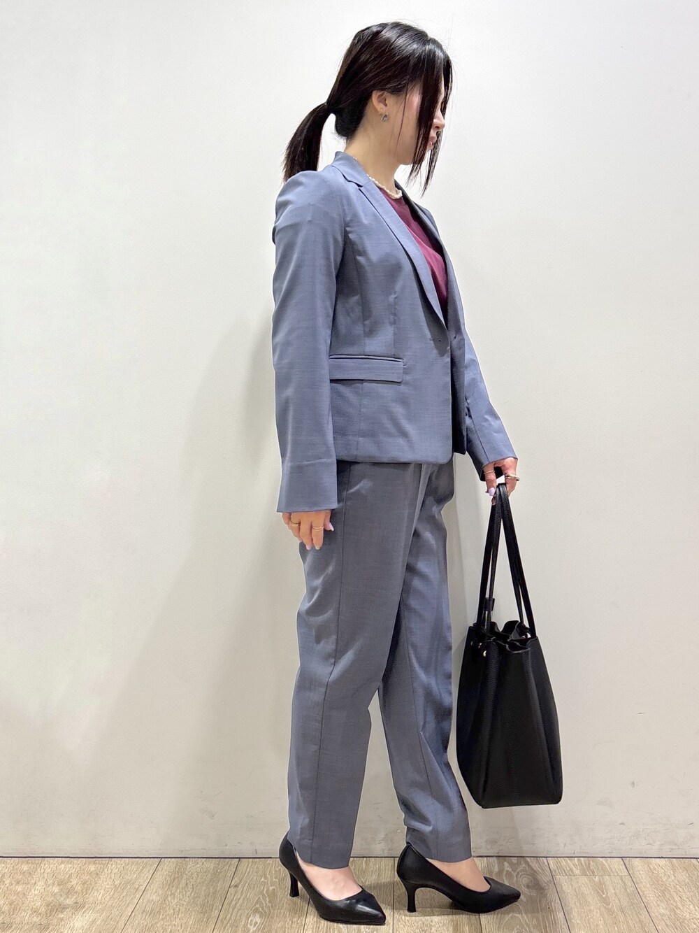 グレー系のテーラードジャケット、レッド系のTシャツ/カットソー、グレー系のその他パンツを着用したレディースの夏コーディネートの3枚目の写真