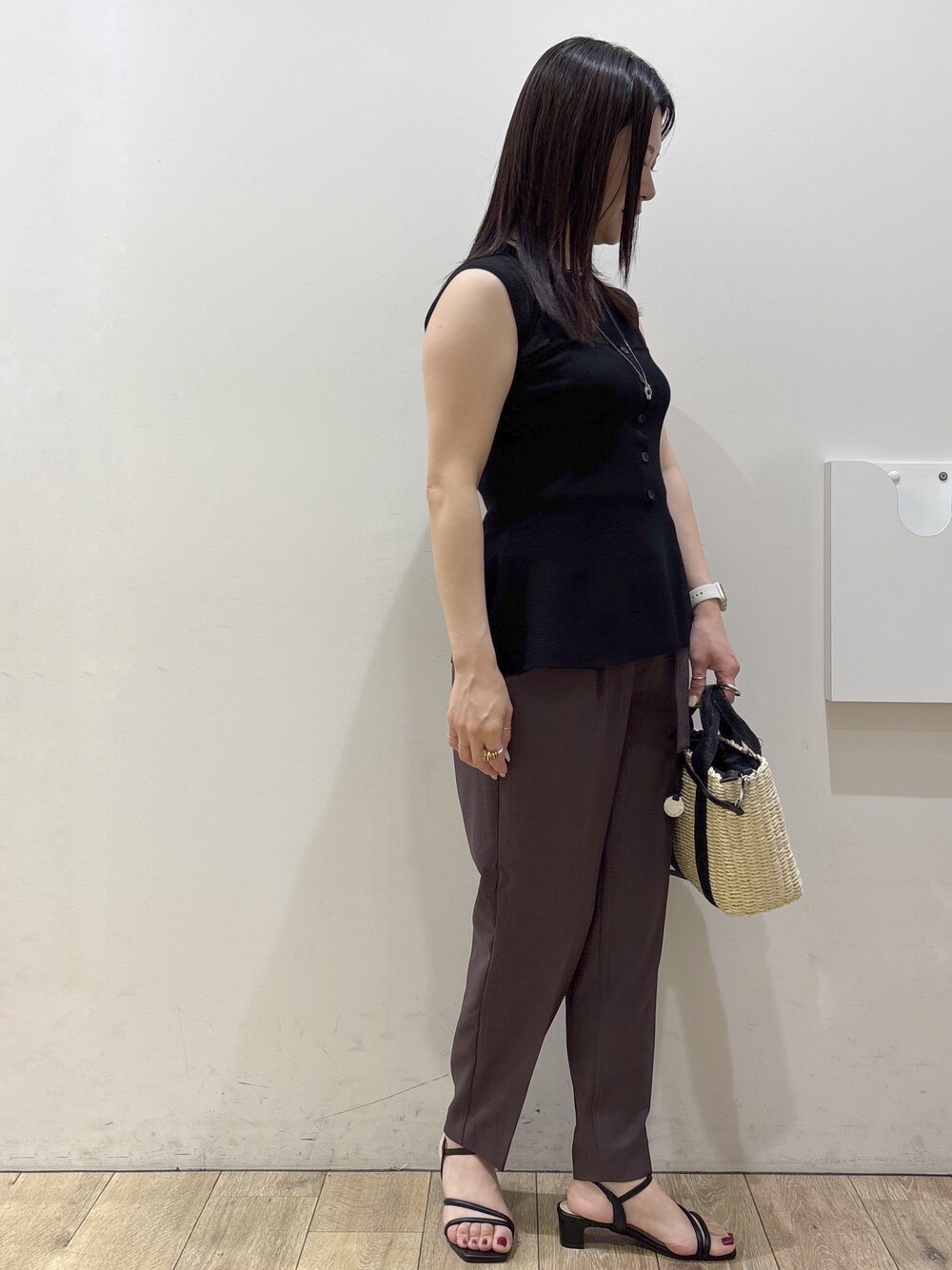 ブラウン系のその他パンツ、ブラック系のトートバッグ、ブラック系のサンダルを着用したレディースの夏コーディネートの2枚目の写真