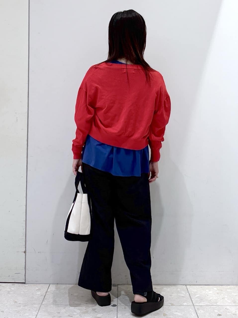 レッド系のカーディガン/ボレロ、ブルー系のTシャツ/カットソー、ホワイト系のタンクトップを着用したレディースの夏コーディネートの3枚目の写真
