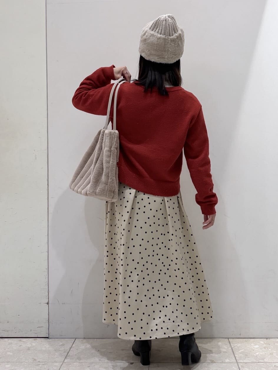 ベージュ系のダウンジャケット/コート、レッド系のカーディガン/ボレロ、ホワイト系のニット/セーターを着用したレディースの冬コーディネートの8枚目の写真