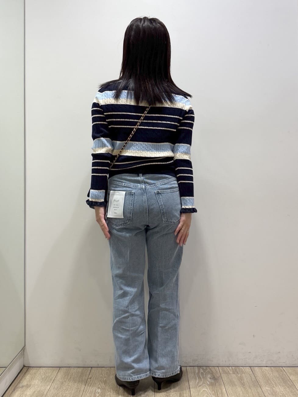 ベージュ系のトレンチコート、ブルー系のニット/セーター、ブルー系のその他パンツを着用したレディースの春コーディネートの7枚目の写真