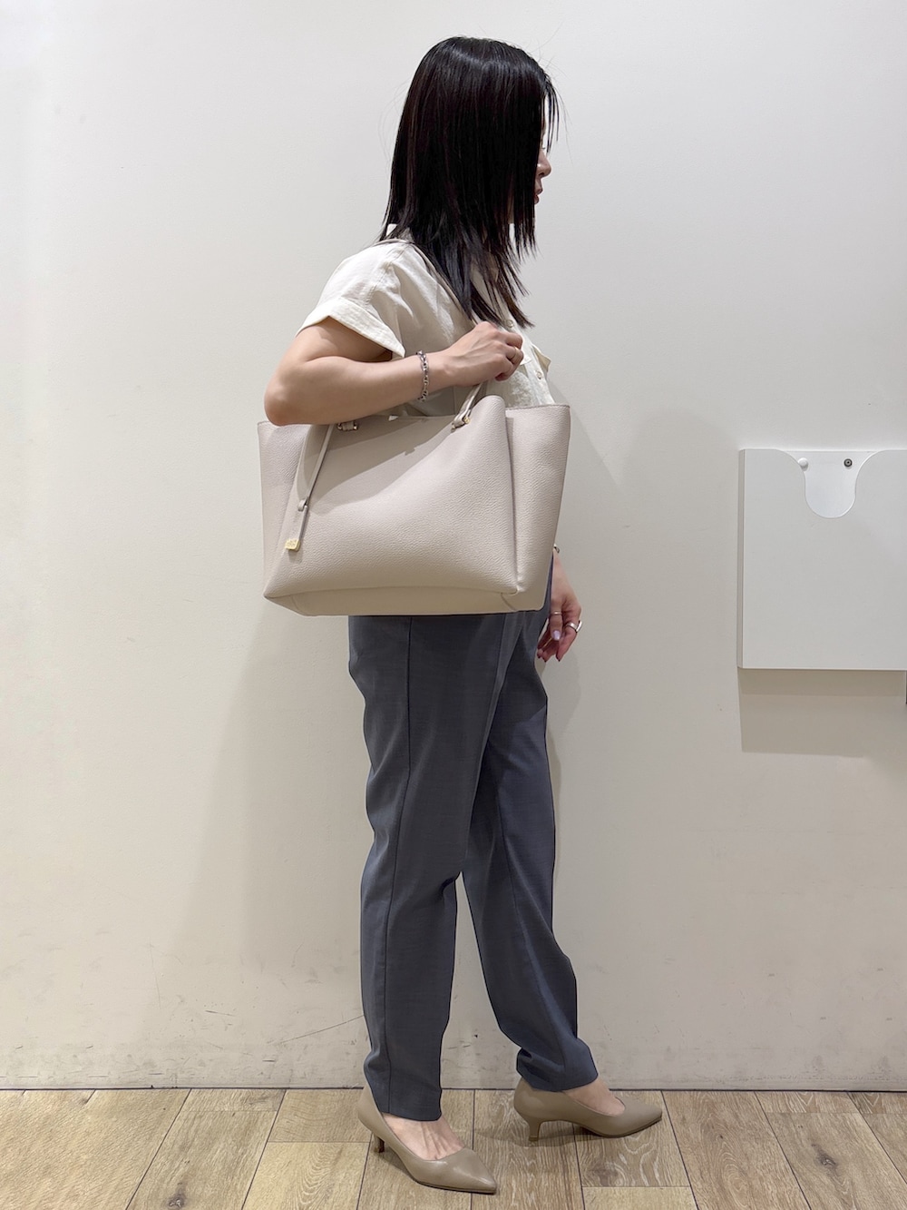 ホワイト系のシャツ/ブラウス、グレー系のその他パンツ、グレー系のトートバッグを着用したレディースの夏コーディネートの2枚目の写真