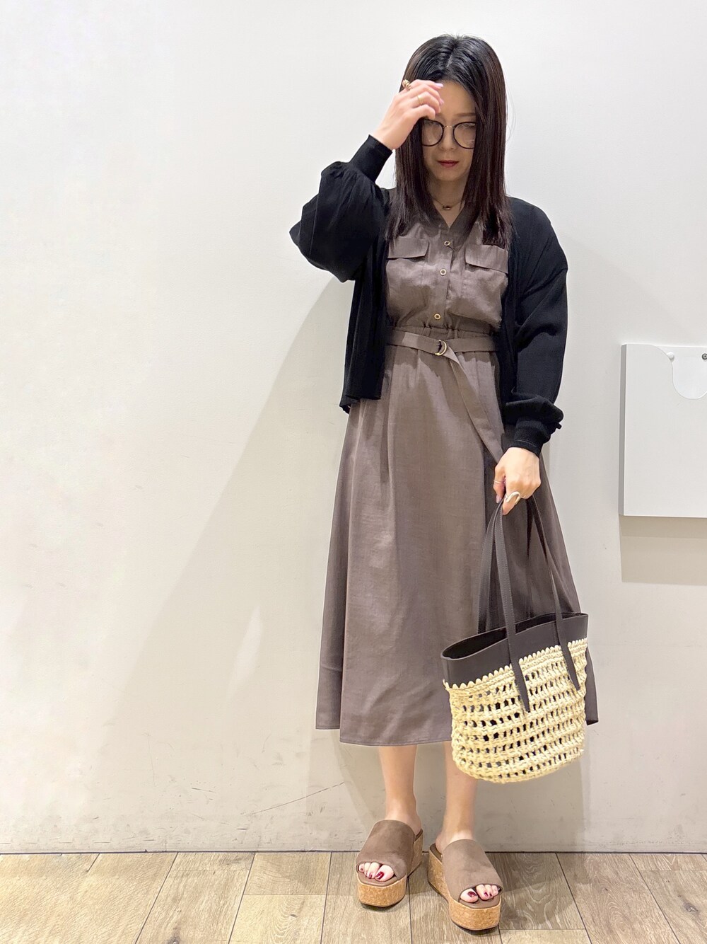 ブラウン系のワンピース、ブラウン系のトートバッグ、ベージュ系のサンダルを着用したレディースの夏コーディネートの4枚目の写真