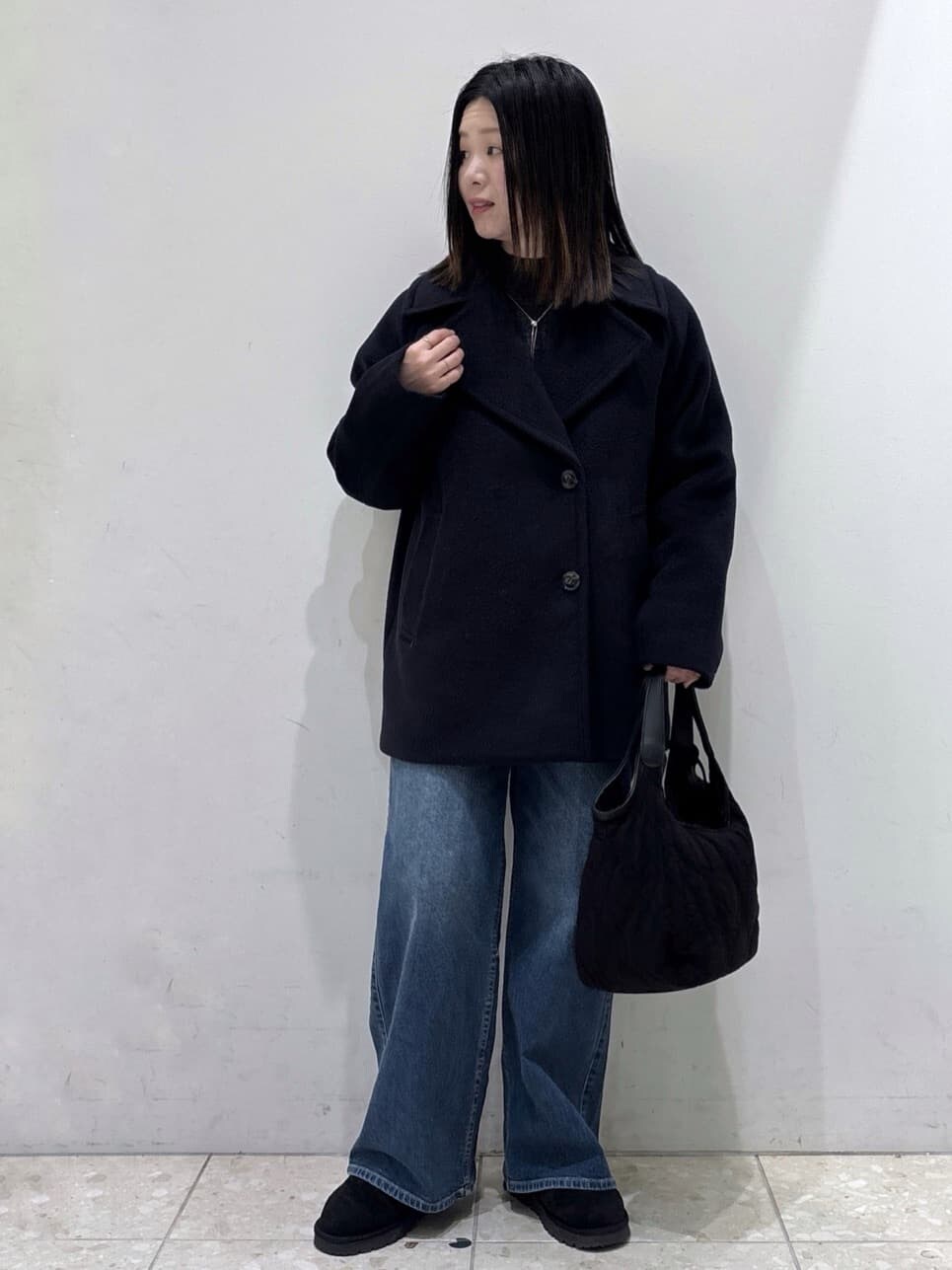 ブルー系のピーコート、グレー系のニット/セーター、ホワイト系のTシャツ/カットソーを着用したレディースの冬コーディネートの5枚目の写真