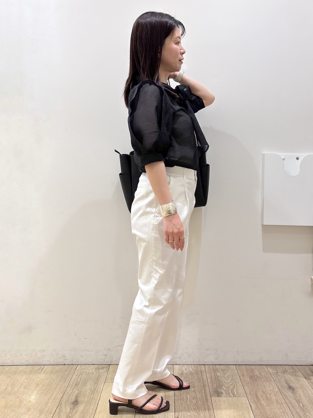 ブラック系のトートバッグ、ブラウン系のサンダル、ホワイト系のその他パンツを着用したレディースの春コーディネートの8枚目の写真