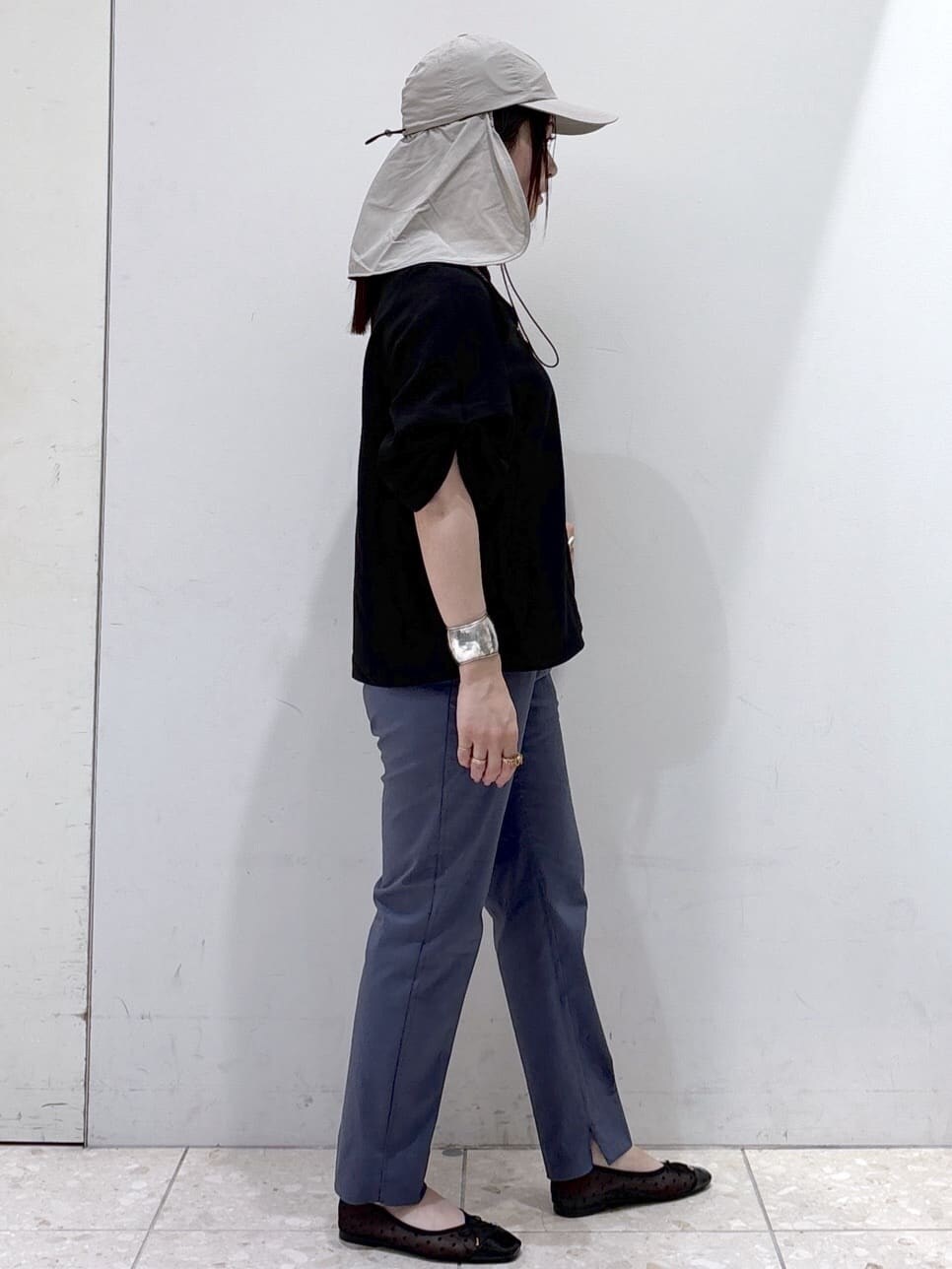 ブラック系のシャツ/ブラウス、ブルー系のその他パンツ、グレー系のショルダーバッグを着用したレディースの夏コーディネートの2枚目の写真
