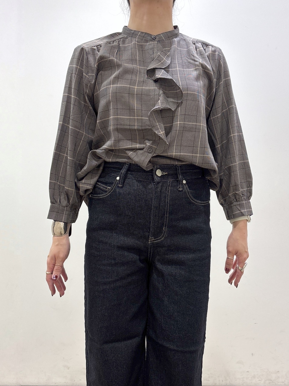 グレー系のシャツ/ブラウス、ブルー系のデニムパンツ、ブラック系のトートバッグを着用したレディースの秋コーディネートの9枚目の写真
