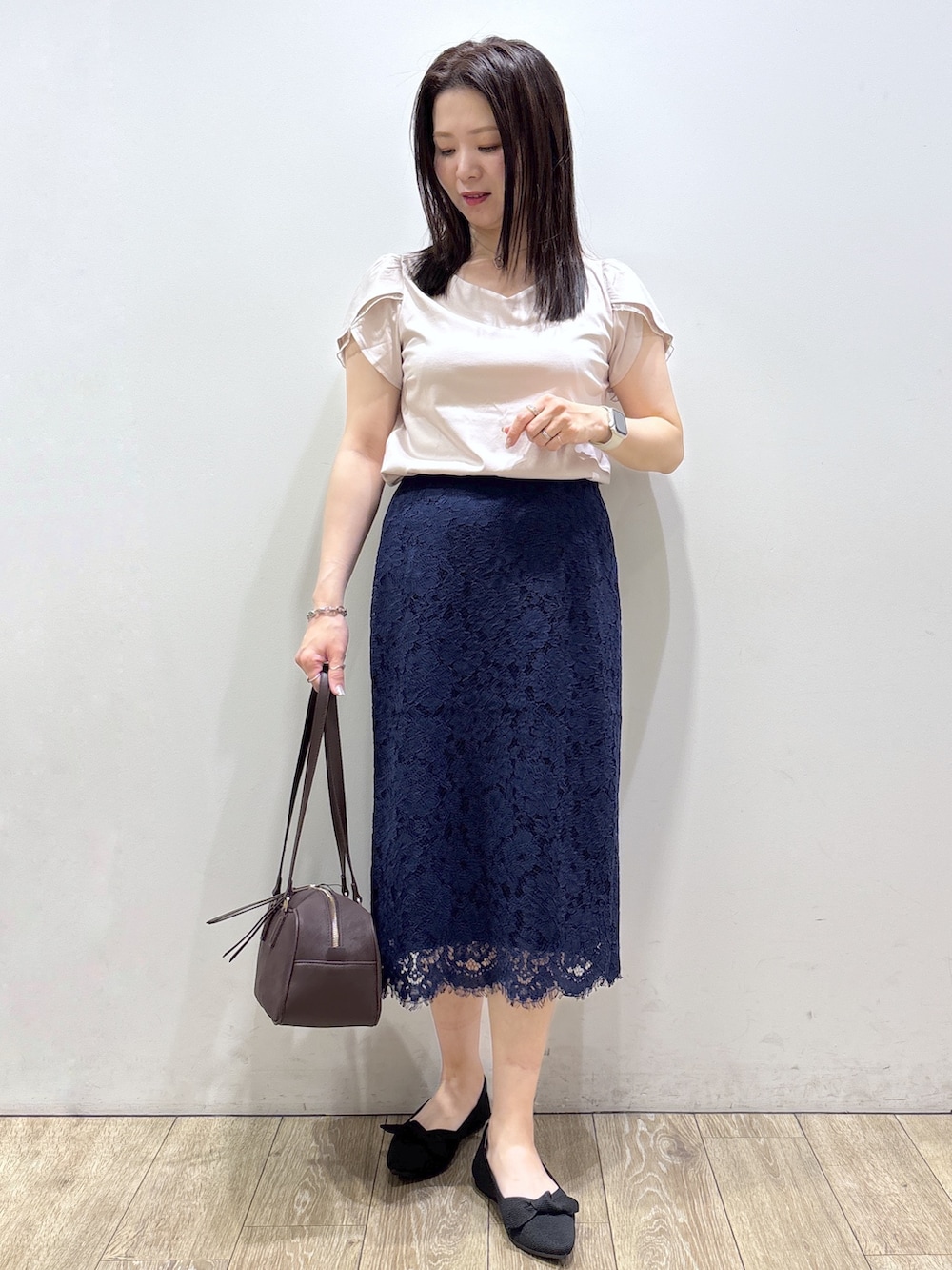 ベージュ系のTシャツ/カットソー、レッド系のボストンバッグ、ブラック系のその他シューズを着用したレディースの夏コーディネートの7枚目の写真