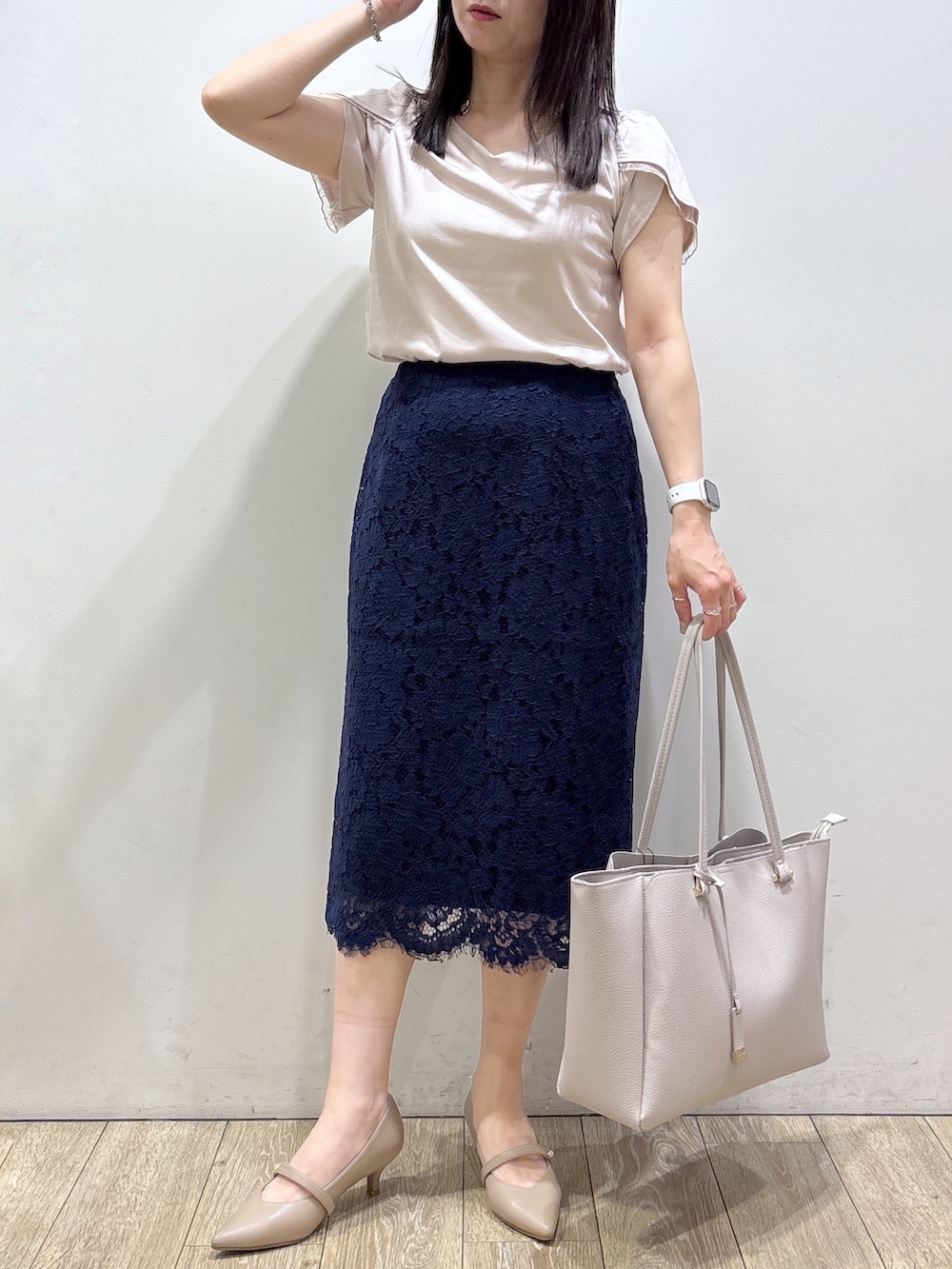 ベージュ系のTシャツ/カットソー、グレー系のトートバッグ、ベージュ系のパンプスを着用したレディースの夏コーディネートの8枚目の写真