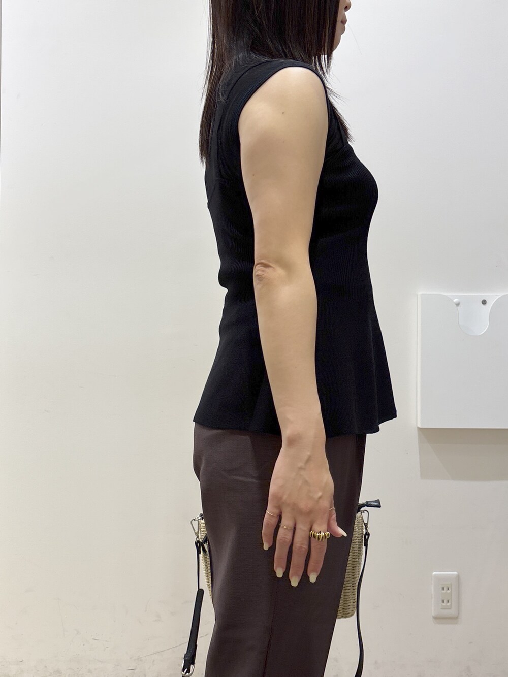 ブラウン系のその他パンツ、ブラック系のトートバッグ、ブラック系のサンダルを着用したレディースの夏コーディネートの6枚目の写真