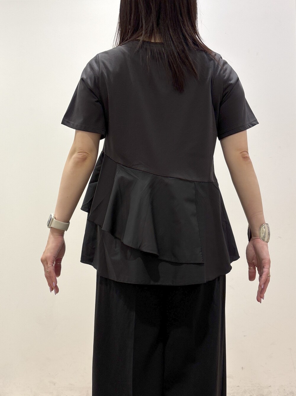 ブラック系のTシャツ/カットソー、ブラック系のその他パンツ、ブラック系のトートバッグを着用したレディースの夏コーディネートの8枚目の写真
