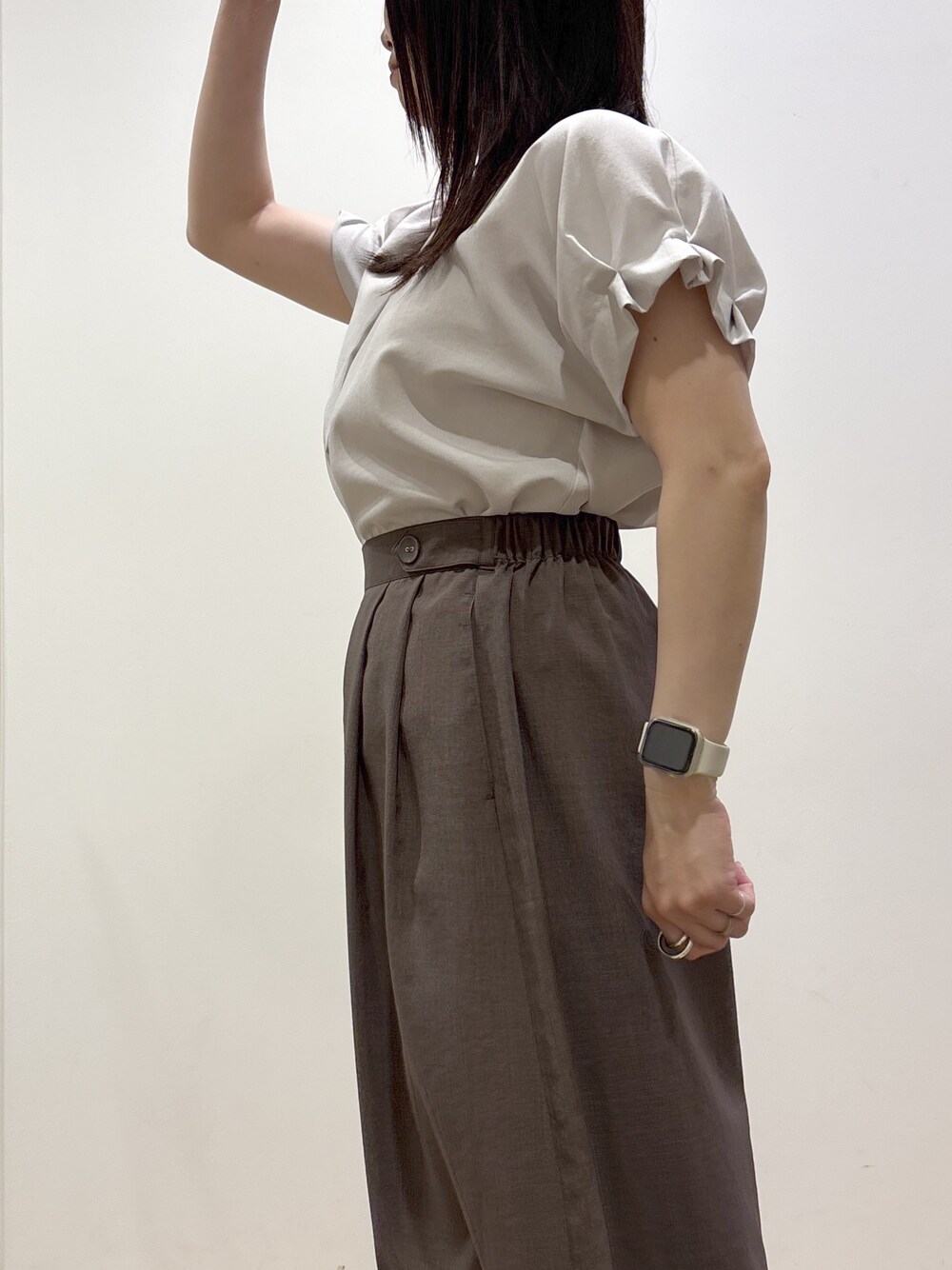 ベージュ系のシャツ/ブラウス、ブラウン系のその他パンツ、グレー系のトートバッグを着用したレディースの夏コーディネートの9枚目の写真