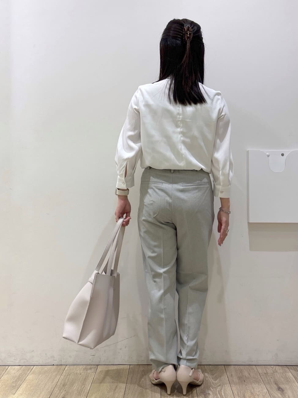 グレー系のその他パンツ、グレー系のノーカラージャケット、ベージュ系のパンプスを着用したレディースの春コーディネートの9枚目の写真