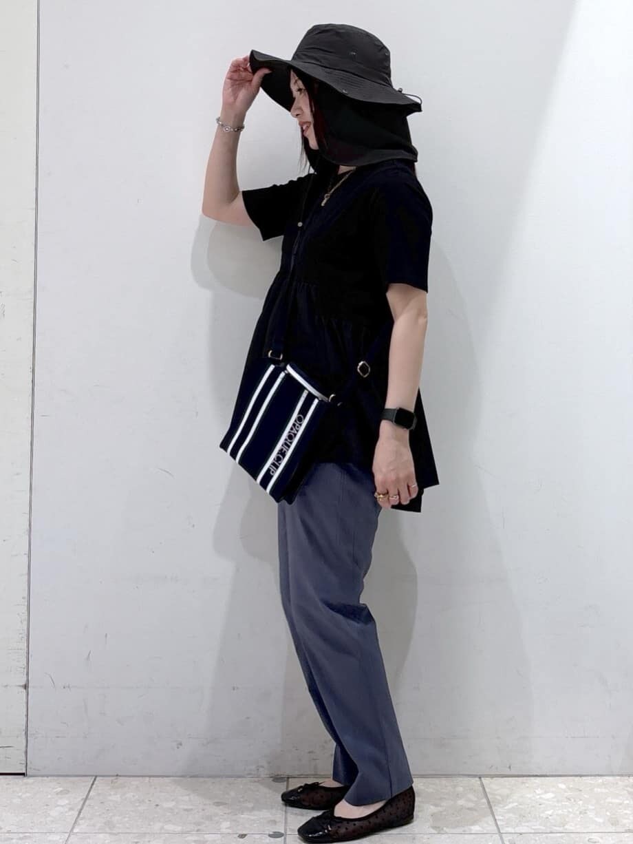 ブラック系のTシャツ/カットソー、ブルー系のその他パンツ、ブルー系のショルダーバッグを着用したレディースの夏コーディネートの7枚目の写真