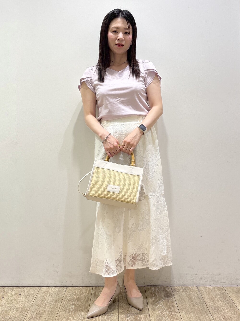 ピンク系のTシャツ/カットソー、ホワイト系のスカート、ホワイト系のトートバッグを着用したレディースの夏コーディネートの9枚目の写真
