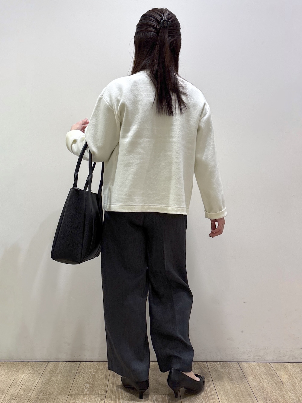 ホワイト系のカーディガン/ボレロ、ブラック系のシャツ/ブラウス、グレー系のその他パンツを着用したレディースの秋コーディネートの3枚目の写真