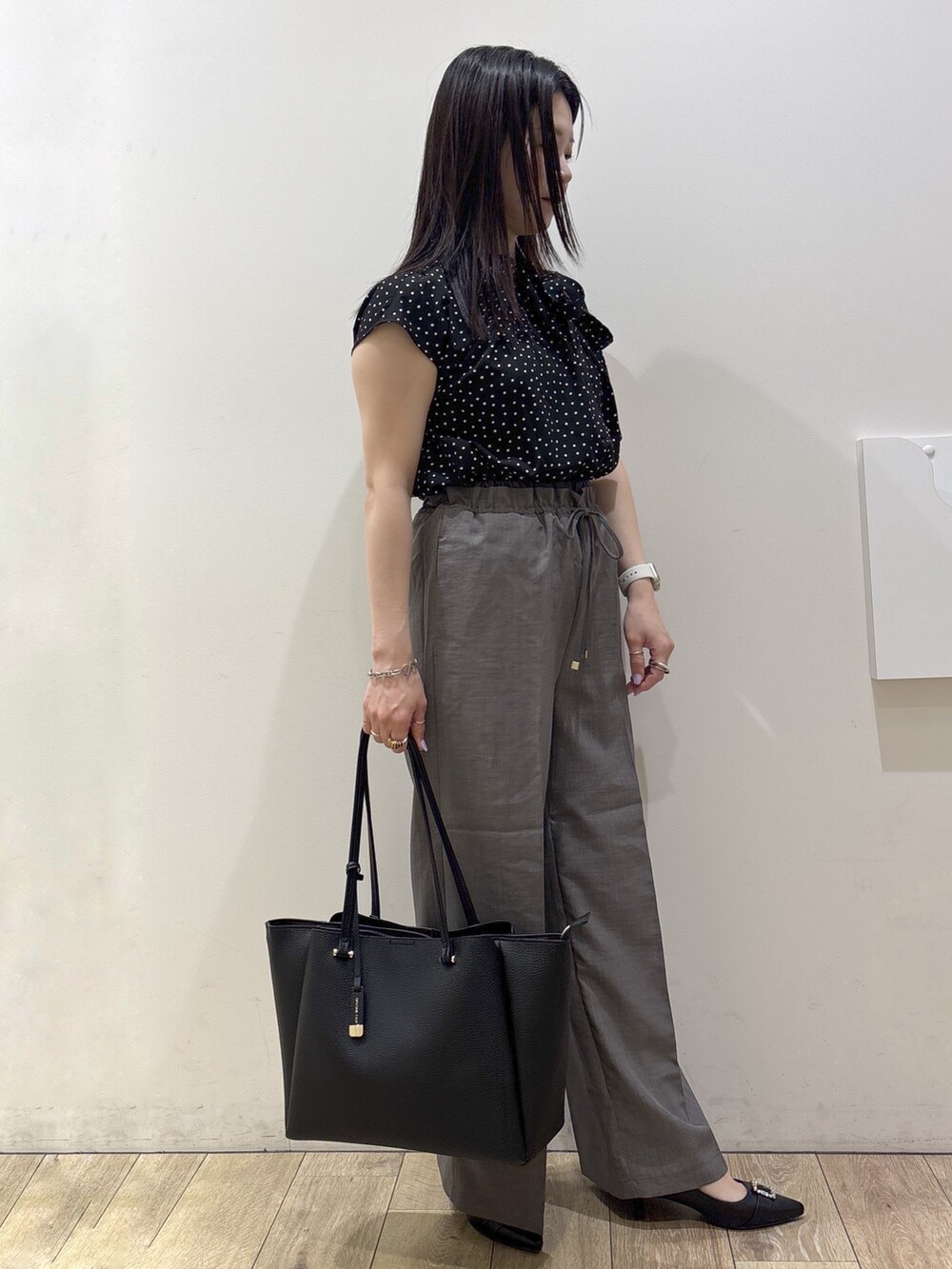 ブラック系のシャツ/ブラウス、グレー系のその他パンツ、ブラック系のトートバッグを着用したレディースの夏コーディネートの5枚目の写真