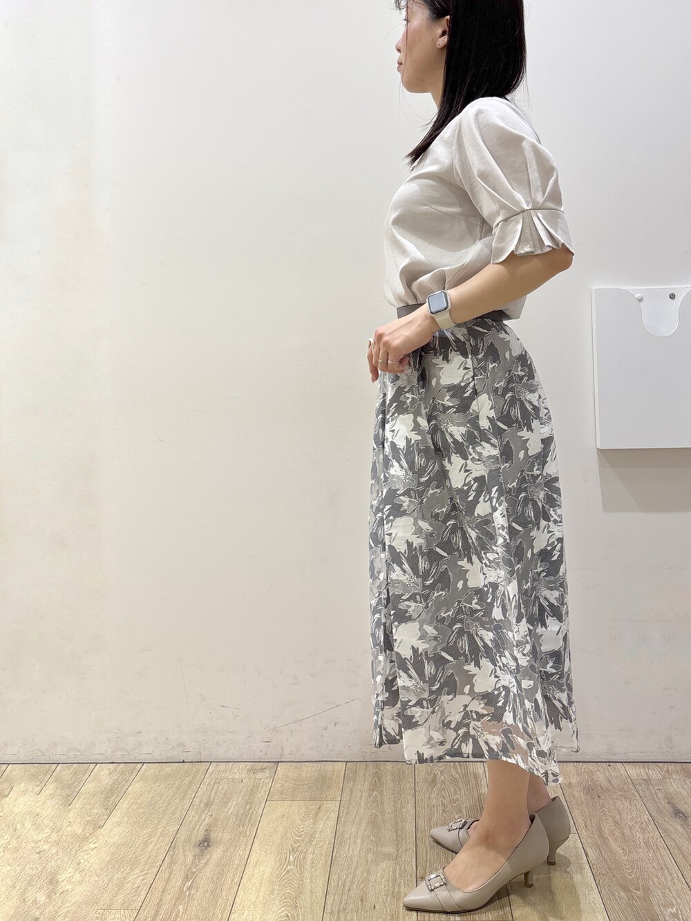 ベージュ系のパンプス、ベージュ系のトートバッグ、ベージュ系のシャツ/ブラウスを着用したレディースの春コーディネートの9枚目の写真