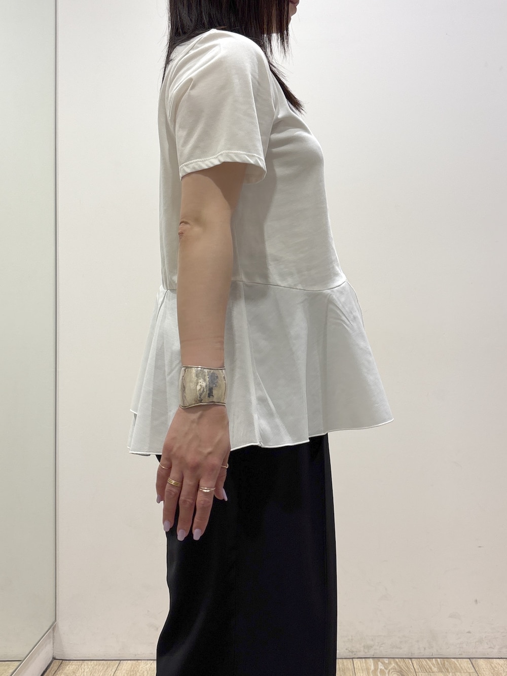 ホワイト系のTシャツ/カットソー、ブラック系のその他パンツ、ベージュ系のトートバッグを着用したレディースの夏コーディネートの6枚目の写真