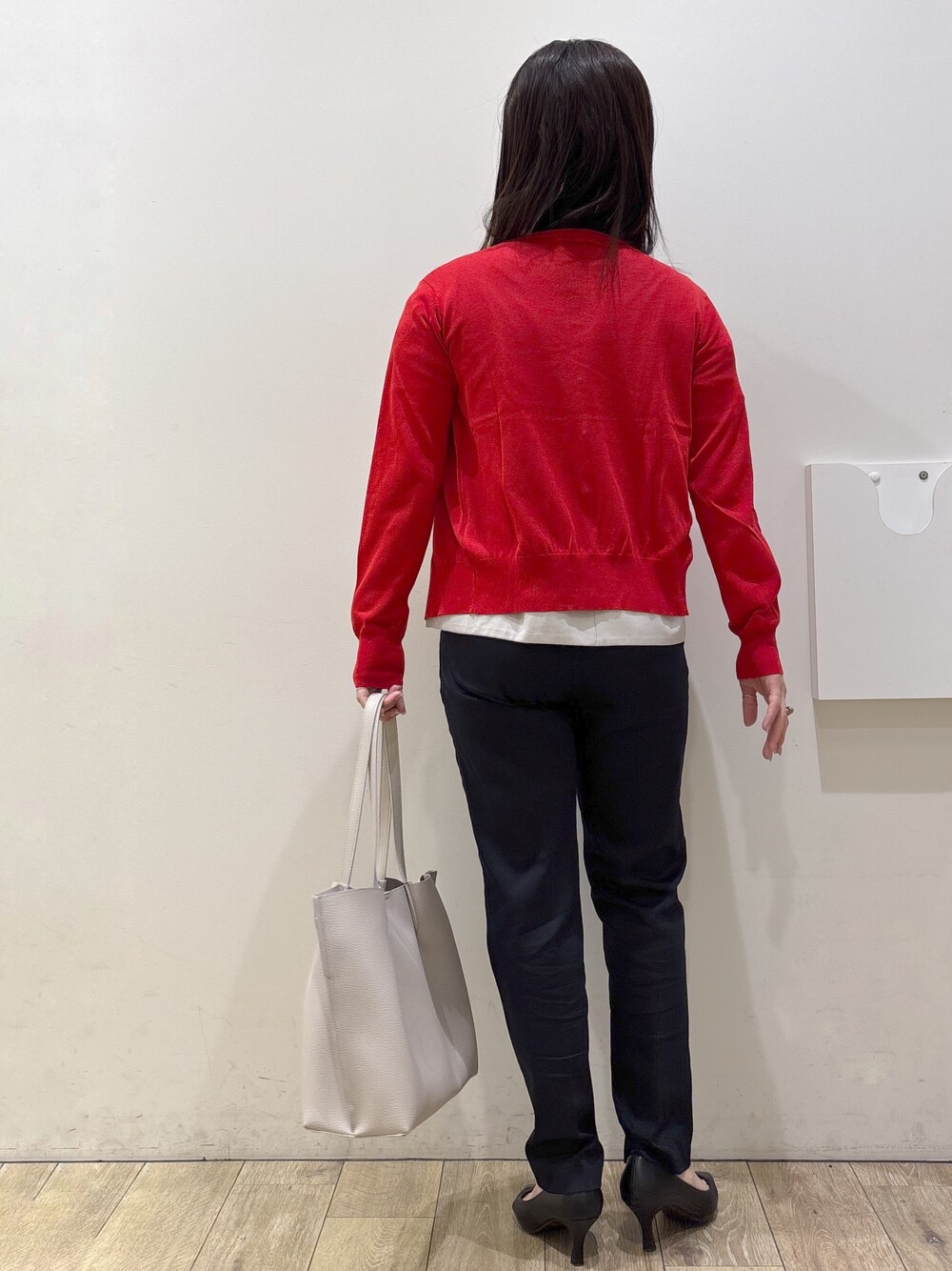 ブラック系のパンプス、グレー系のトートバッグ、ブルー系のその他パンツを着用したレディースの春コーディネートの6枚目の写真