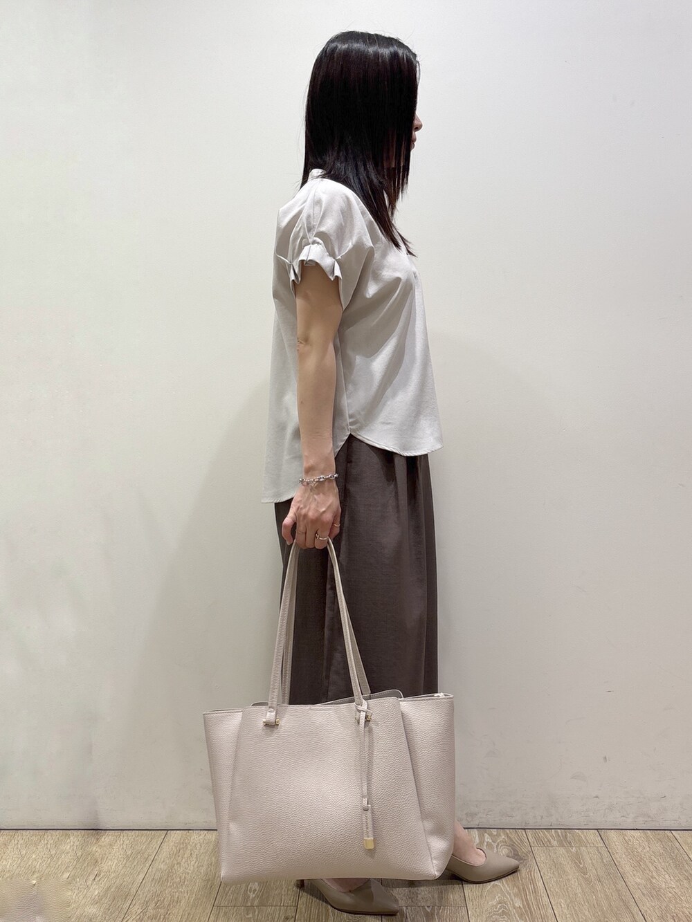 ベージュ系のシャツ/ブラウス、ブラウン系のその他パンツ、グレー系のトートバッグを着用したレディースの夏コーディネートの2枚目の写真