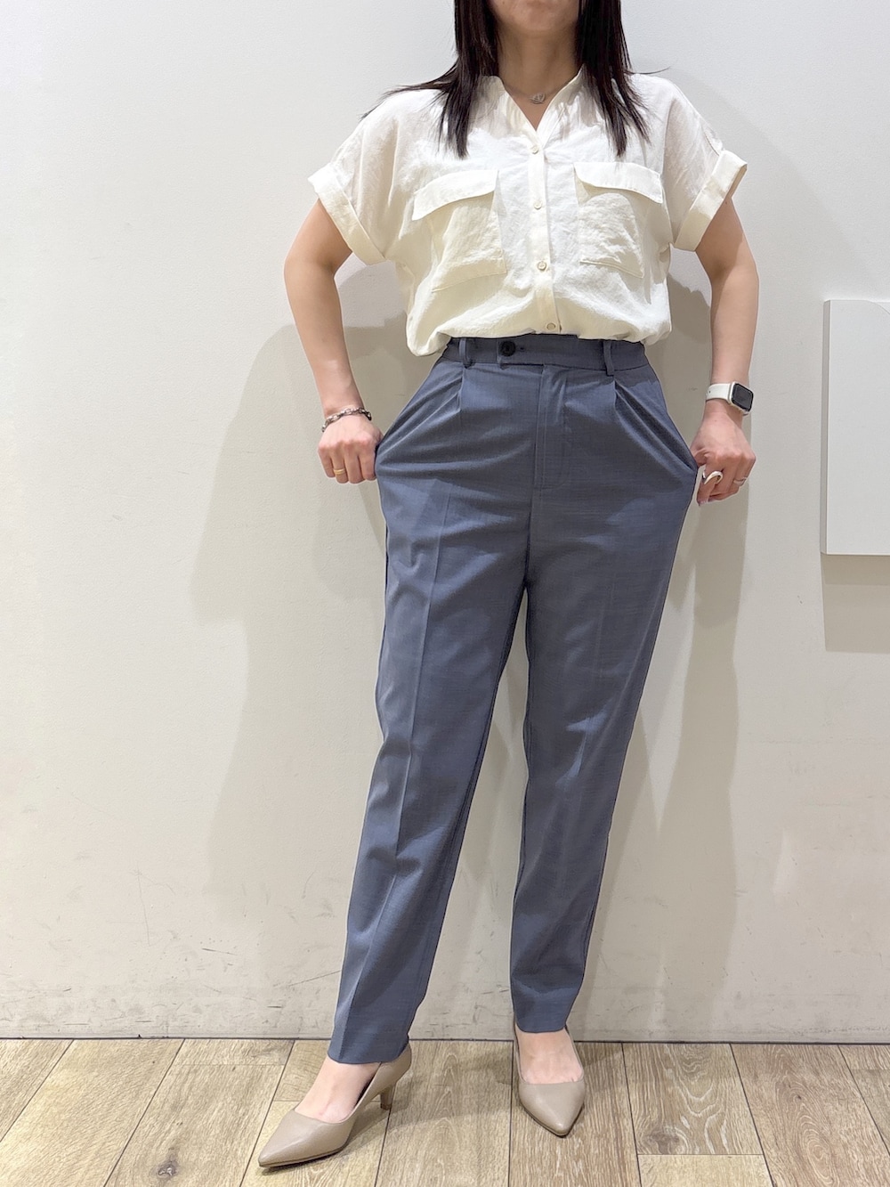 ホワイト系のシャツ/ブラウス、グレー系のその他パンツ、グレー系のトートバッグを着用したレディースの夏コーディネートの8枚目の写真