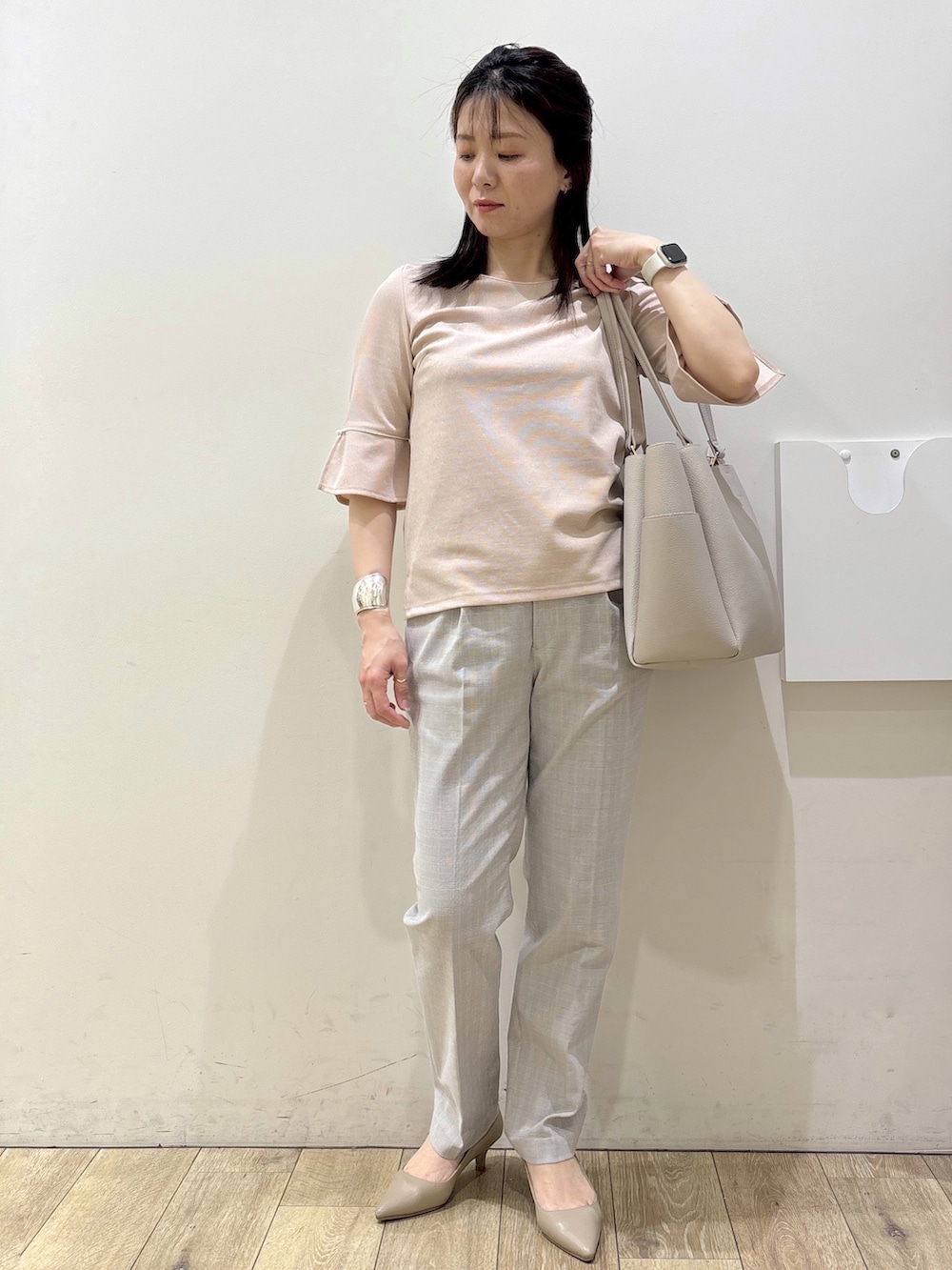 ベージュ系のパンプス、グレー系のカーディガン/ボレロ、ベージュ系のトートバッグを着用したレディースの春コーディネートの5枚目の写真