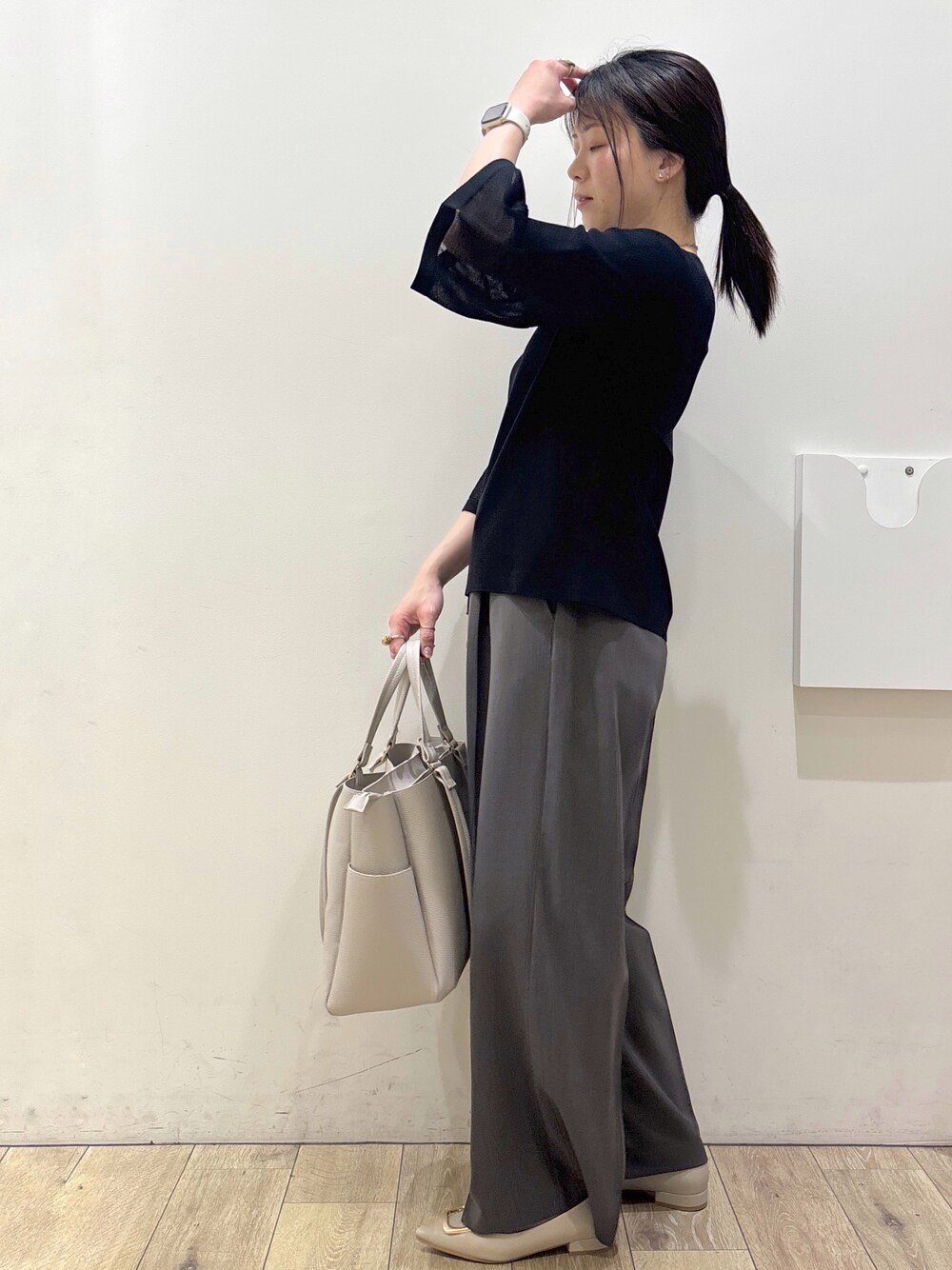 ベージュ系のパンプス、グレー系のカーディガン/ボレロ、ベージュ系のトートバッグを着用したレディースの春コーディネートの4枚目の写真