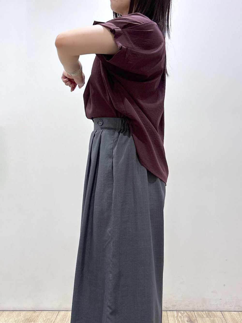 レッド系のシャツ/ブラウス、グレー系のその他パンツ、ブラック系のトートバッグを着用したレディースの夏コーディネートの6枚目の写真
