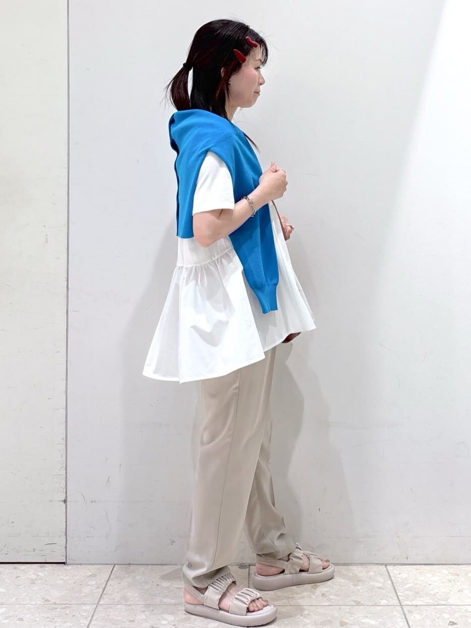 ホワイト系のTシャツ/カットソー、ブルー系のカーディガン/ボレロ、ベージュ系のその他パンツを着用したレディースの春コーディネートの2枚目の写真